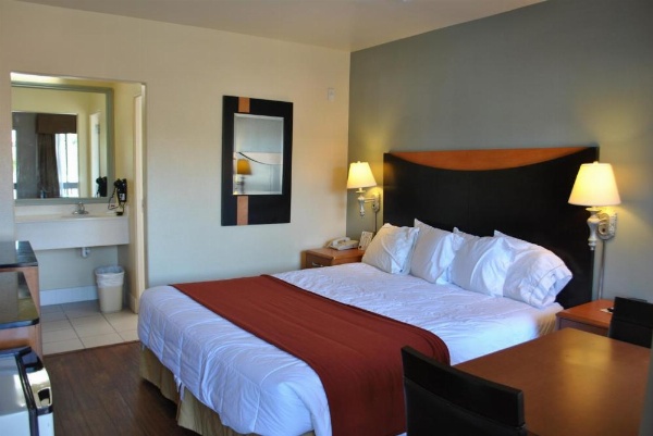 Sunset Motel image 30