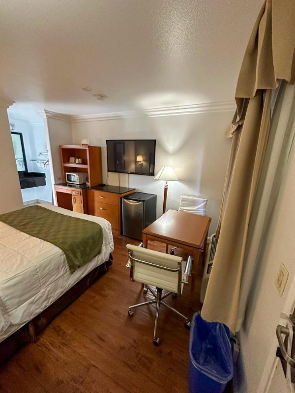 Sunset Motel image 9